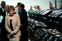 11 ������� 2004 ����. ������������ ������� ������ ��� (Glenda Hood) �������� ������ ���� ����� ��� ����������� ����� ������� ��������, ������� ������ ���������� �������� ������ ���������.